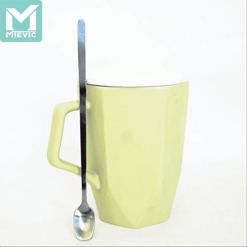 Tasse en céramique à géométrie fraîche