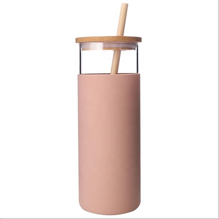 bouteille d'eau en verre avec paille et couvercle en bambou