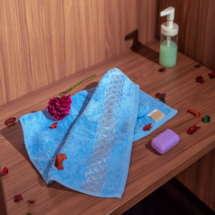 SERVIETTE TOILETTE ARABESQUE500GSM BLEU-CIEL