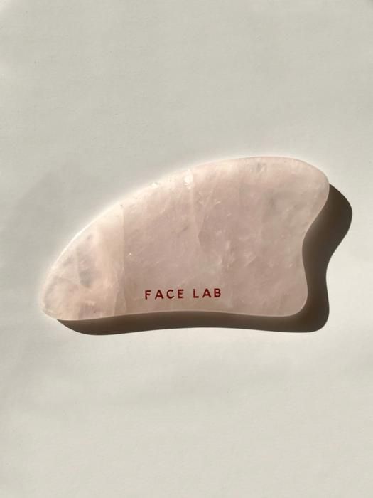 Sculpt & Tone Heart Shaped Gua Sha - Gua Sha en forme cœur en quartz rose sculpte et tonifie - FACELAB