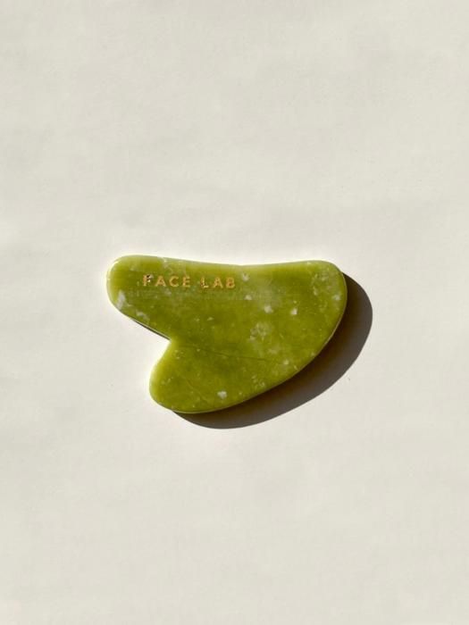 Sculpt & Tone Heart Shaped Gua Sha - Gua Sha en forme cœur en jade vert sculpte et tonifie - FACELAB