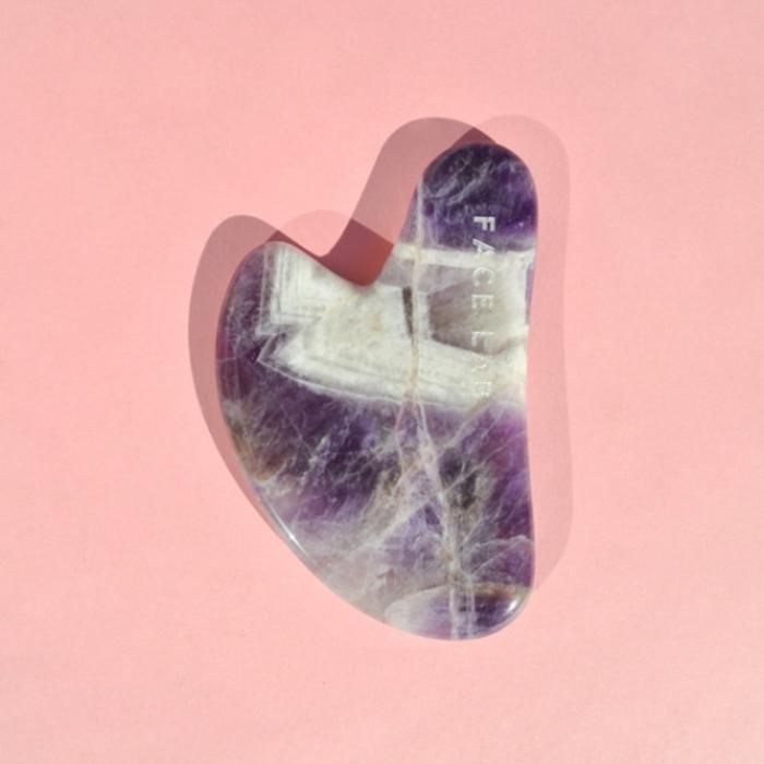 Sculpt & Tone Heart Shaped Gua Sha - Gua Sha en forme cœur en améthyste sculpte et tonifie - FACELAB