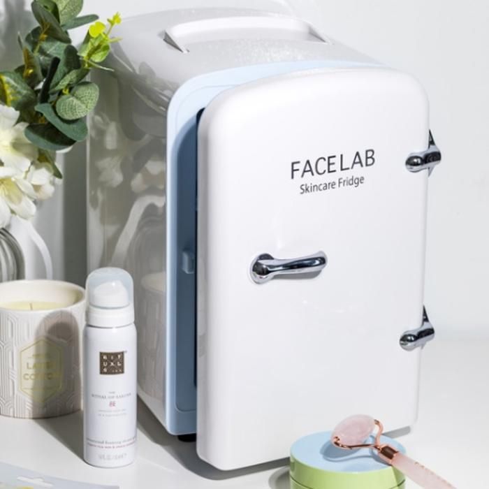 The Retro Skincare Fridge - Réfrigirateur pour produits cosmétiques, parfums maquillage style rétro en blanc cassé - FACELAB