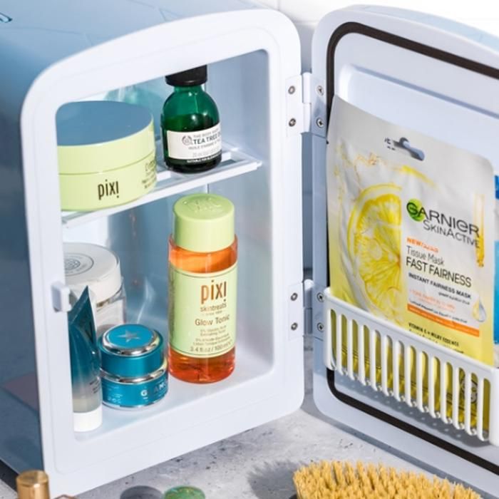 The Retro Skincare Fridge - Réfrigirateur pour produits cosmétiques, parfums maquillage style rétro en baby blue - FACELAB