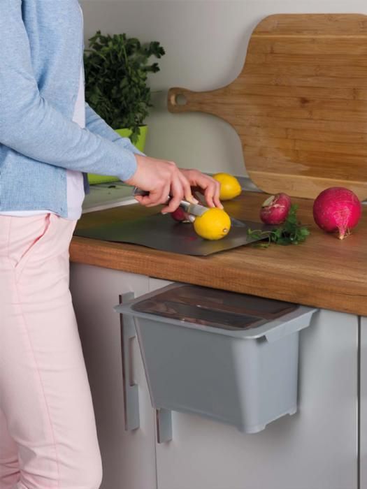 POUBELLES SUSPENDUES À LA PORTE