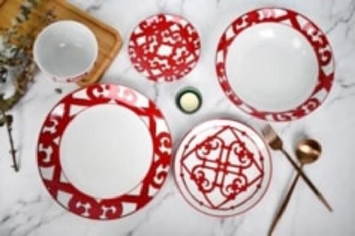 SERVICE DE TABLE 25 PCS HERMES ROUGE 22-H074 : 6 GRANDES ASSIETTES, 6 ASSIETTES A DESSERT, 6 ASSIETTES A GATEAU, 6 BOLS, 1 SALADIER