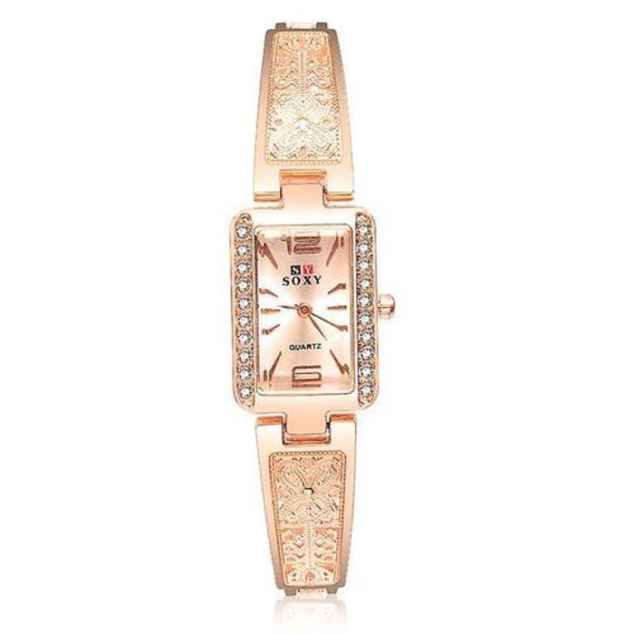 Montre pour femmes . Montre stylistique de couleur doré .