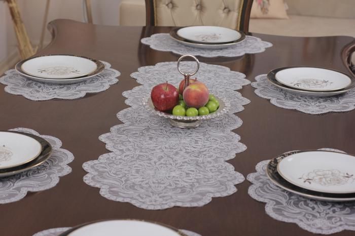 Ensemble de 7 pièces Valeria à Brodé Gris 6 sous plats 40x40cm + chemin de table 110x40cm