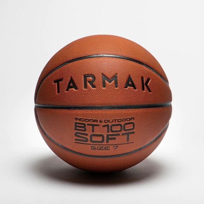 Ballon de basket BT100 de taille 7 orange pour les hommes à partir de 13 ans .