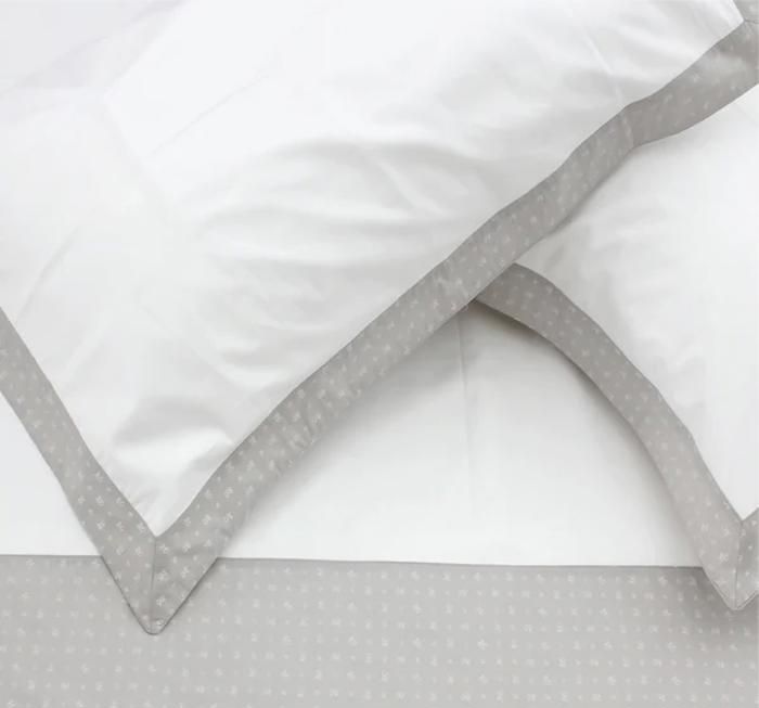 Parure de drap plat - HALE - 240x270 cm - Satin de coton égyptien 600 fils - Couleur argent - Motif bouquet