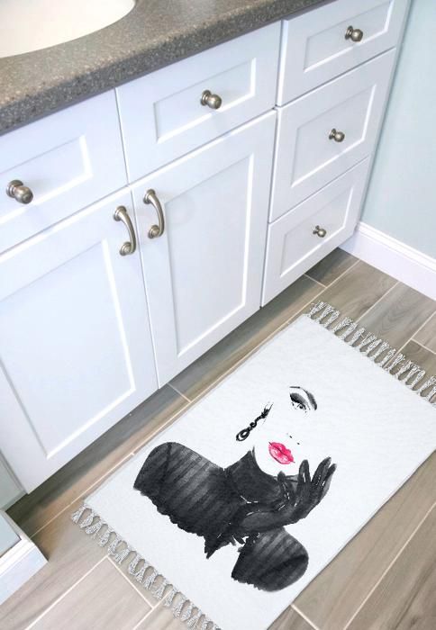 TAPIS DE BAIN-WOMAN IN BLACK