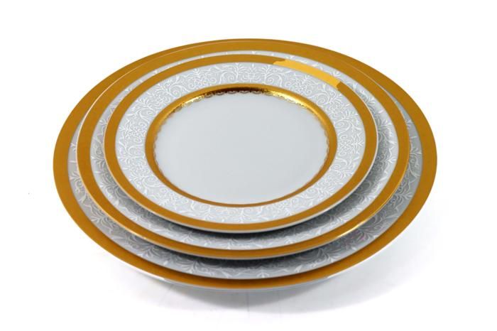 SERVICE DE TABLE 18P EN PORCELAINE COMPSE DE 6 ASSIETTES ENTREE 6 ASSITTES PLAT PRINCIPALE 6 PLATS GARDE DE TABLE