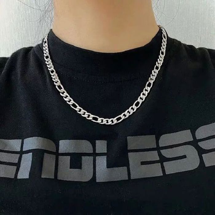 Collier pour homme, taille moyenne en acier inoxydable 316L durable couleur Argenté. 60Cm sur 7 Mm. .