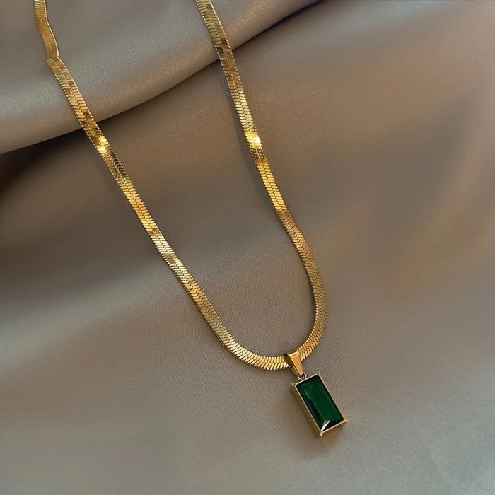 GREEN STONE WOMENS NECKLACE