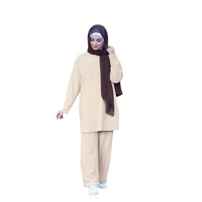 Ensemble long et modeste en Beige