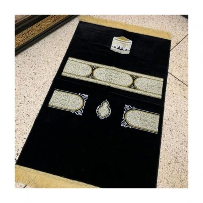 Tapis de prière recouvrant le rideau de la Kaaba