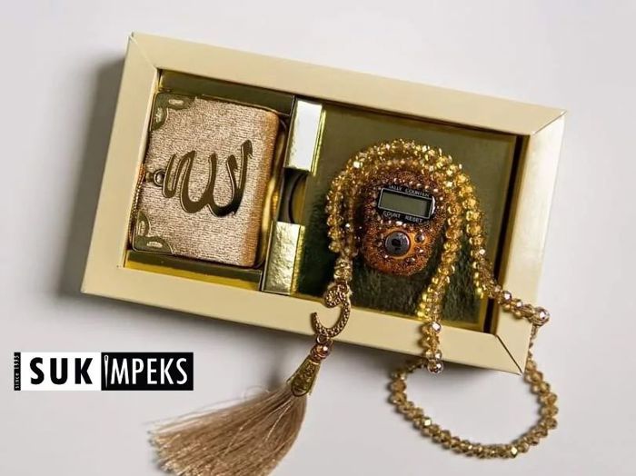 Magnifique coffret cadeau contenant un petit coran, un tasbih et un doigt tasbih.
