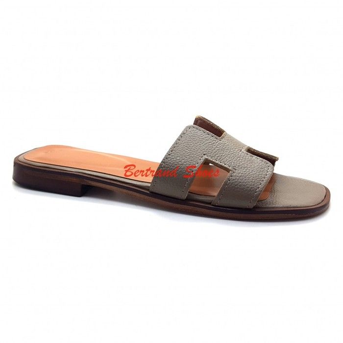 Sandale plate style H en cuir pour femme