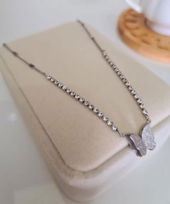 Collier en Acier Inoxydable avec Pierres Blanches et Pendentif Papillon Argenté