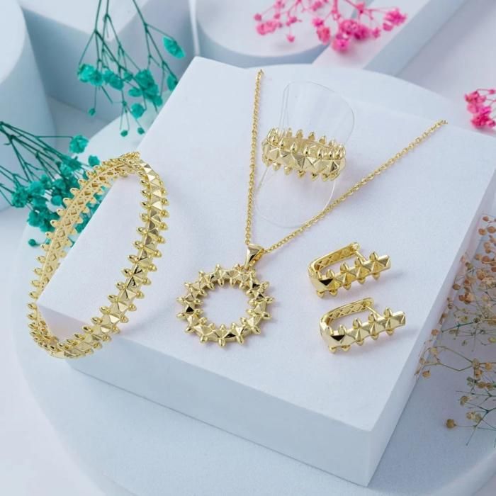 PARURE EN PLAQUE OR DORE