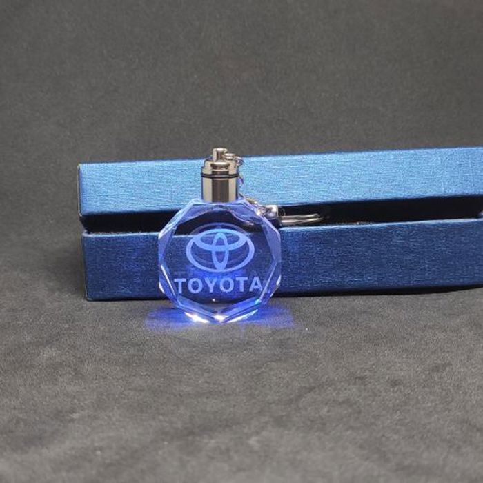 Porte clé 3D en Cristal avec le logo du Toyota lumineux multicolore