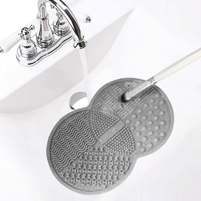 Brush cleaning mat