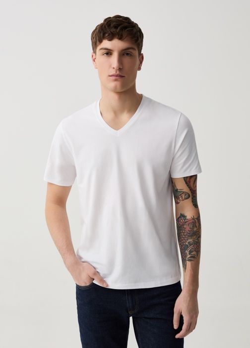 T-shirt slim fit avec col en V