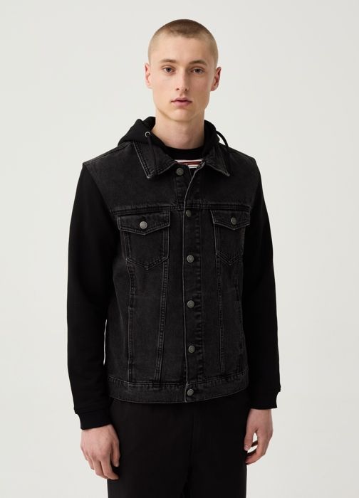Veste en denim avec manches en polaire et capuche