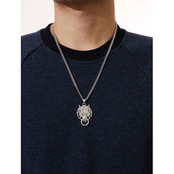 Homme collier avec pendentif loup