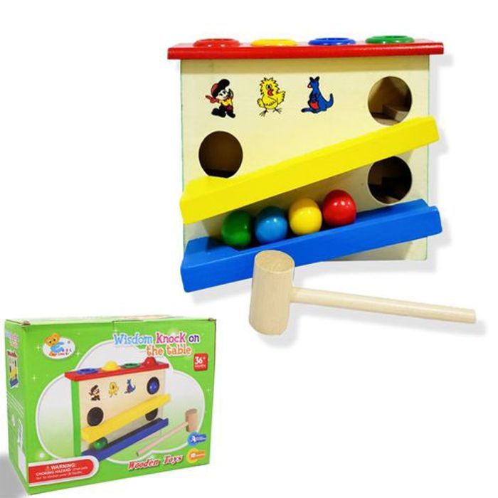 jouets La sagesse en bois frappe sur la table