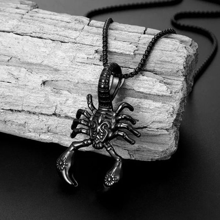 Collier avec pendentif en forme de scorpion plaqué or pour femmes et hommes