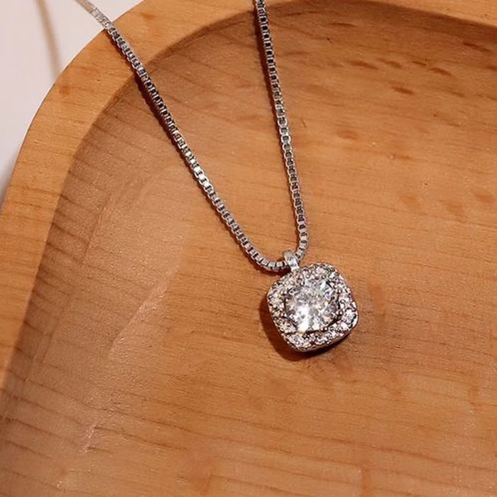Collier Pendentif carré argenté classique exquis de luxe féminin