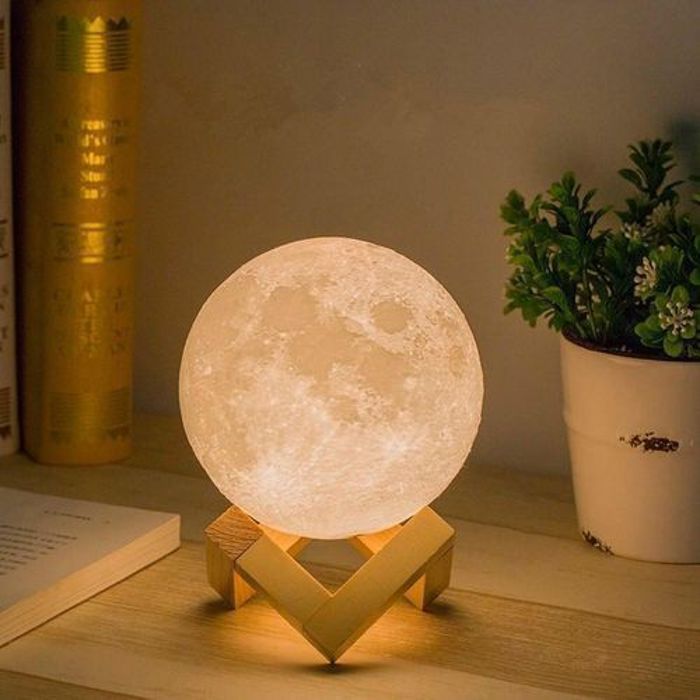 La lune lampe lumineuse  plusieurs couleurs diamètre 15 cm y/c support en bois
