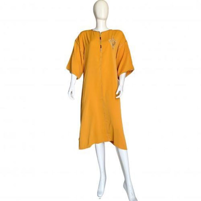 Élégant caftan jaune traditionnel avec motif (TAZRZIRT)