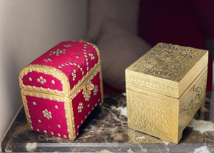 Coffret traditionnel avec fermoire en velours regoue