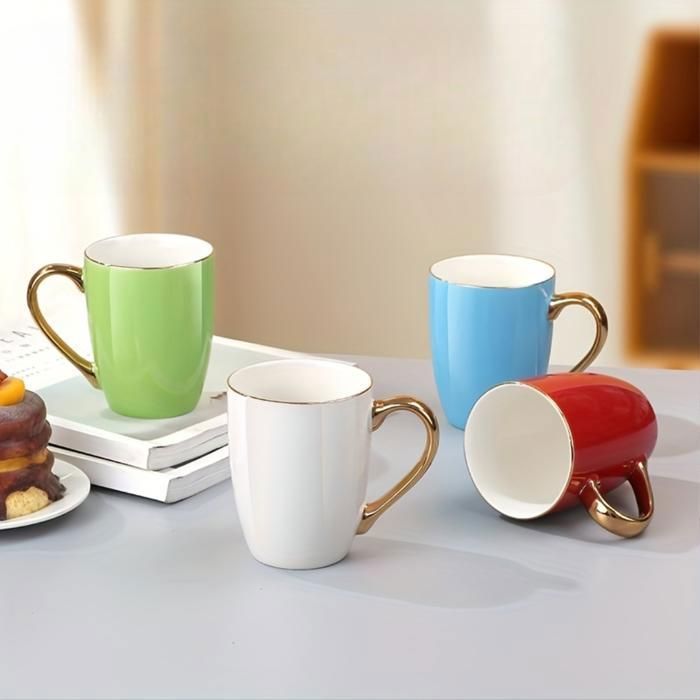 Tasse en céramique avec poignée dorée