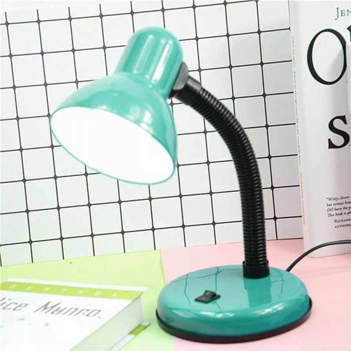 Lampe de bureau vintage au fini vert mat, un style élégant et rétro.
