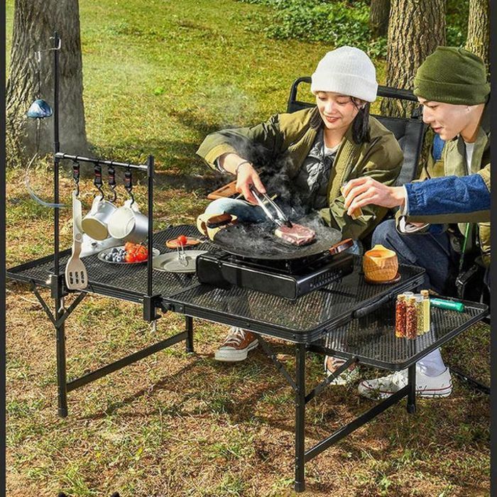 Table de camping pliante avec étagère et panneaux latéraux pratiques