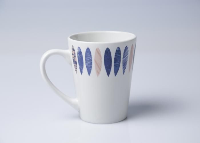 MUG EN PORCELAINE BLANC AVEC DECO 325ML - Couleur aléatoire
