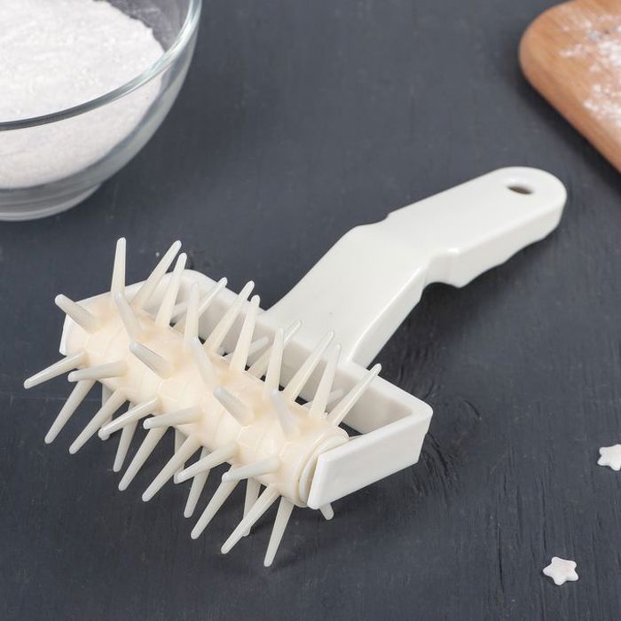 Rouleau d'aiguilles pour piquer la pâte - Plastique - Beige - Pique vite la pâte pizza/tarte