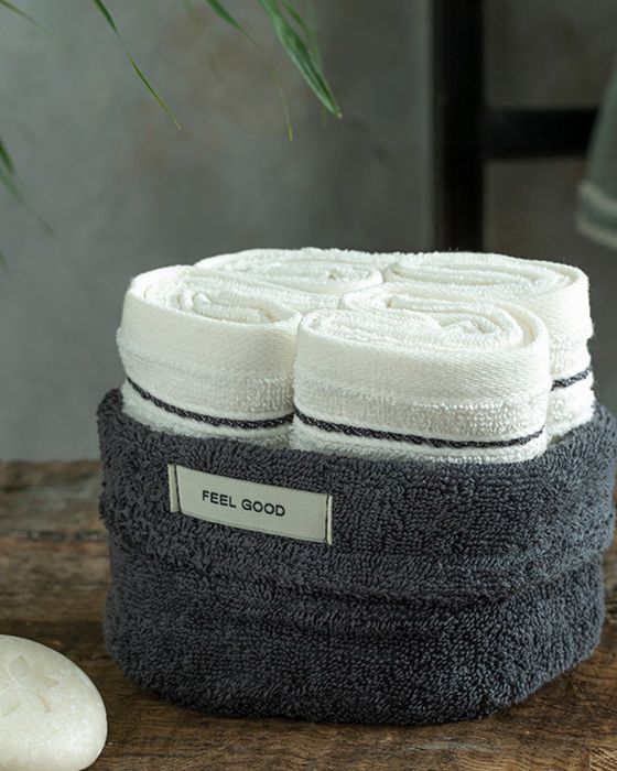 Lot de 4 essuie-mains en coton Quadro, coloris anthracite et écru, dimensions 30 x 40 cm.