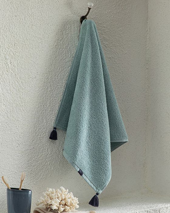 Serviette Visage Avec Pompon en Coton Merida, coloris Menthe, dimensions 50 x 70 cm.