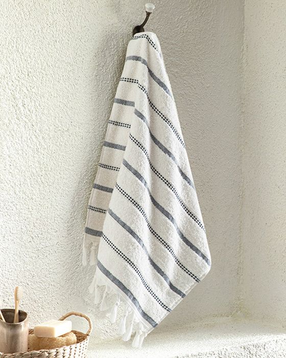 Serviette Visage À Franges en Coton Sirius, coloris Écru et Bleu Marine, dimensions 50 x 70 cm.