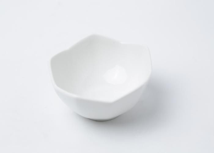 COUPELLE À CINQ PÉTALES BLANCHE EN PORCELAINE 8,4*4CM