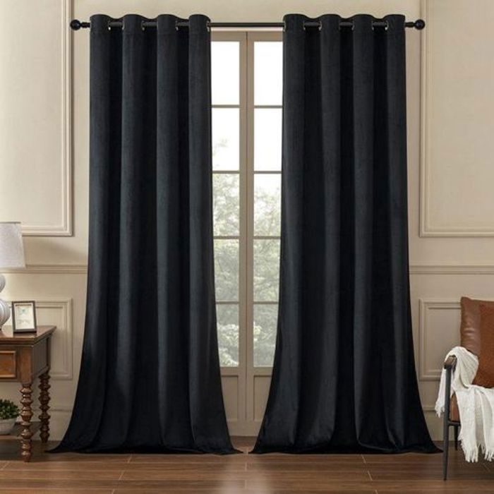 Ensemble de 2 panneaux Noir (3,20 x 2,30 m). Rideaux occultants en velours uni Deavion avec œillets en plastique.