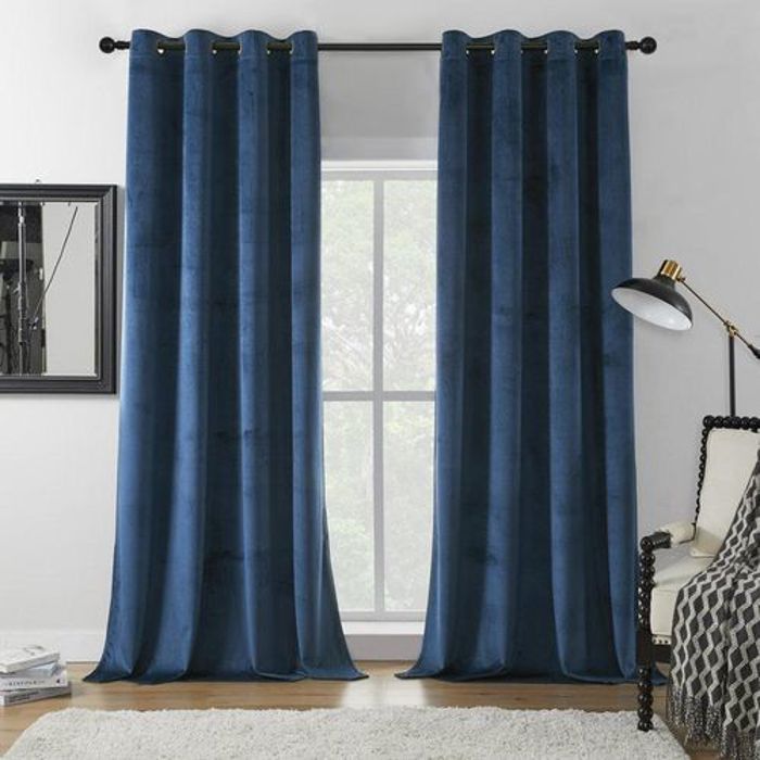 Ensemble de 2 panneaux Blue foncé (3,20 x 2,30 m). Rideaux occultants en velours uni Deavion avec œillets en plastique.