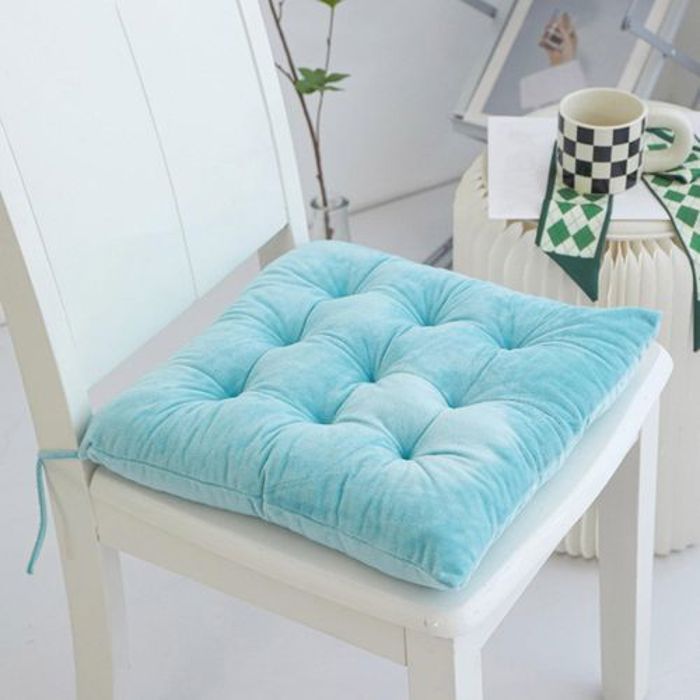 Coussin de chaise en velours blue ciel uni, ultra doux et moelleux, lavable, format carré,pour sièges de cuisine ou salle à manger.