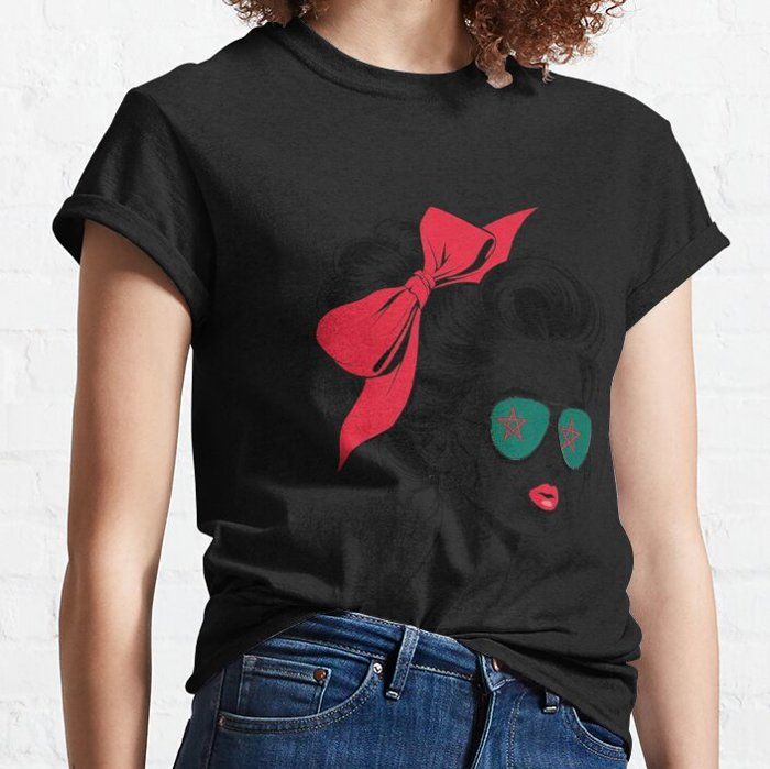 T-shirt avec chignon drapeau marocain, lunettes de soleil aviateur, illustration femme chic T-shirt essentiel