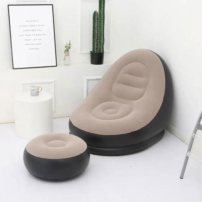 Fauteuil gonflable élégant et confortable avec un repose-pieds séparé, adapté pour une utilisation intérieure et extérieure