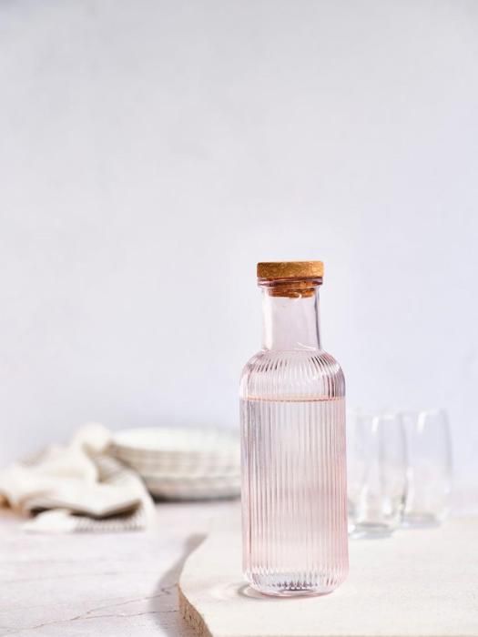 CARRAFE COULEUR ROSE TRANSPARENTE  ET COUVERCLE BAMBOU